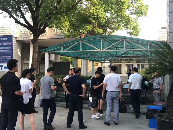 离婚男方放弃自己财产合法吗？上海奉贤婚姻律师告诉你